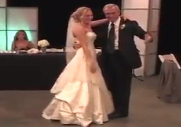  أب يرقص في زفاف ابنته بطريقة غريبة