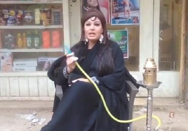 فيفي عبده تدخن الشيشة وتهدي جمهورها "خمسة مواه"