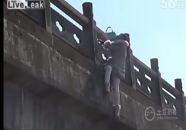  لحظة إنقاذ امرأة حاولت الانتحار بالقفز من أعلى جسر
