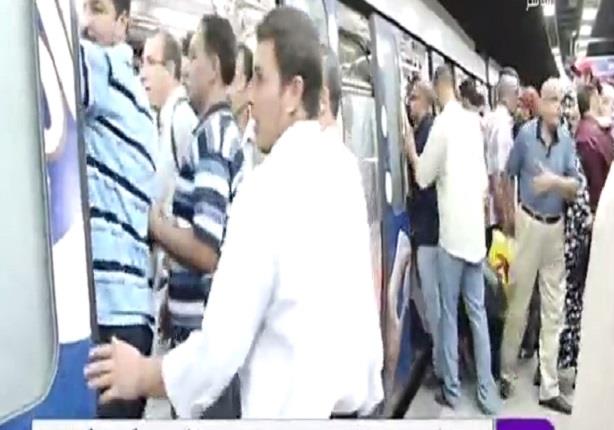 إنتحار سيدة أمام قطار مترو الانفاق فى محطة جامعة القاهرة 