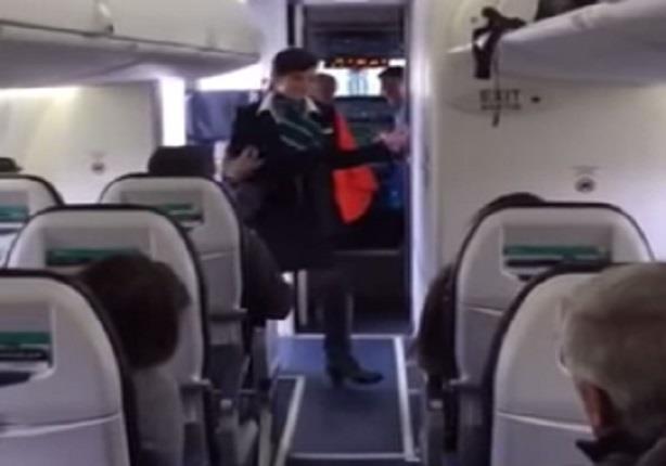 مضيفة طيران تفاجئ الركاب برقصة هيب هوب قبل إقلاع الطائرة