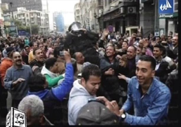 المصريين يرفعون خبير مفرقعات علي الأعناق إحتفالاً بنجاح تفكيك قنبلة