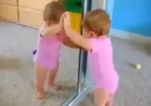 ماذا فعل هذا الطفل عندما رأى نفسه للمرة الأولى في المرآة