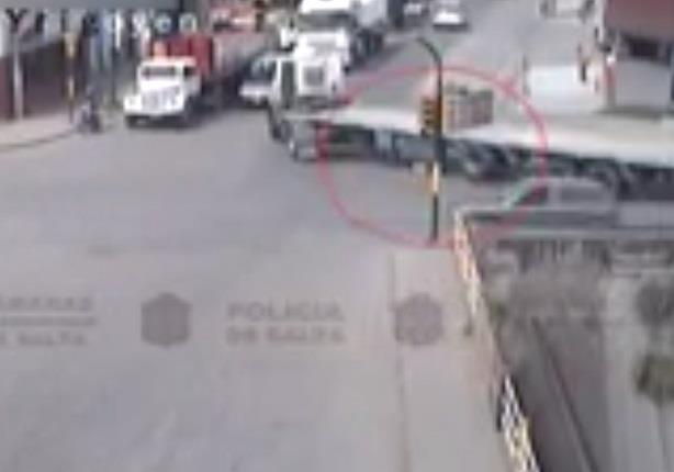 شاحنة ضخمة تعبر فوق امرأة أرجنتينية