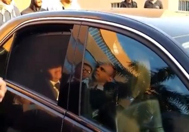 رئيس الجامعة الإلمانية لسائقه: "دوسه .. دوسه" والطلاب يحاصرون سيارته