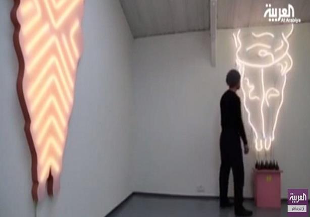 فنان بريطاني يستخدم أضواء النيون في لوحاته