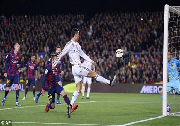 عارضة برشلونة تحرم رونالدو من تسجيل هدف لريال مدريد بالكلاسيكو