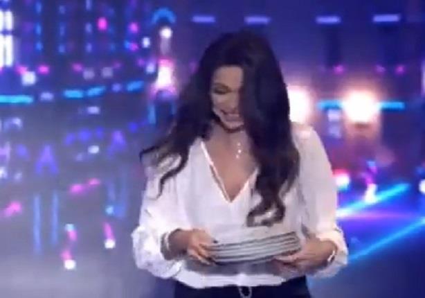 ملكة جمال لبنان نادين نجيم ترقص وتكسر الصحون على الهواء!