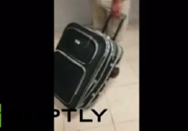 رجل يهرب إمرأة في حقيبة سفر