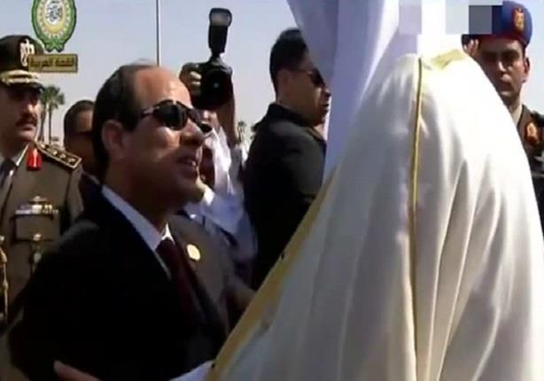 لحظة استقبال السيسي لأمير قطر فور وصوله لشرم الشيخ