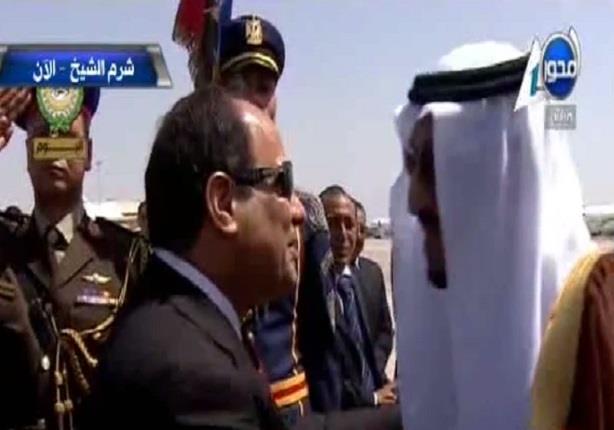 لحظة استقبال السيسى لملك سالمان بن عبد العزيز خادم الحرمين لشرم الشيخ