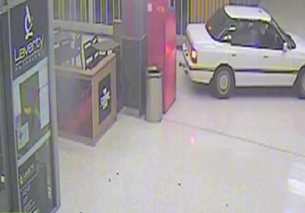 كاميرات المراقبة ترصد لصوصاً يقتحمون مركز للتسوق بسيارة