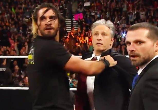 جون ستيوارت يصارع نجم WWE سيث رولينز