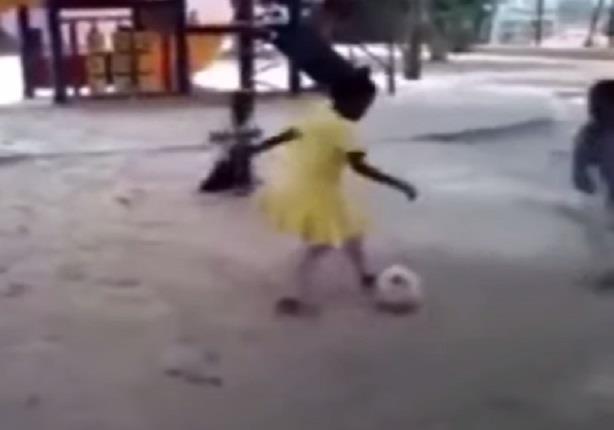 طفلة تمتلك مهارة فى لعب كرة القدم بالفستان