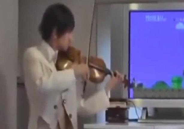 فيديو لرجل يعزف سوبر ماريو على الكمان بطريقة صحيحية