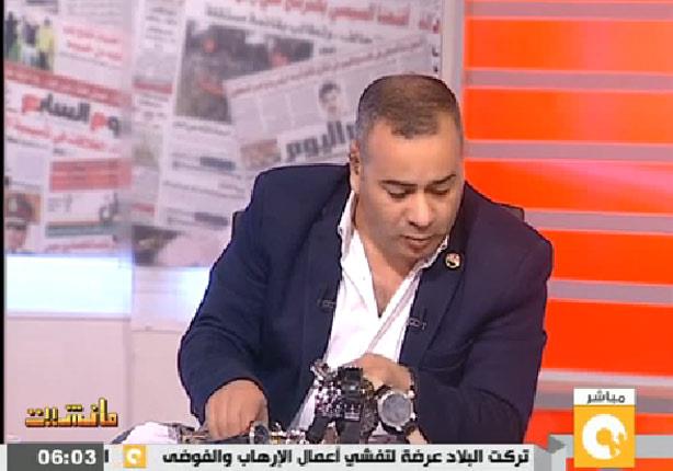 القرموطي يعلق على إلغاء التوقيت الصيفي مرتدياً 30 ساعة يد