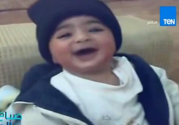  فيديو لطفل يضحك بشكل هستيري بسبب كلمة معينة من والده