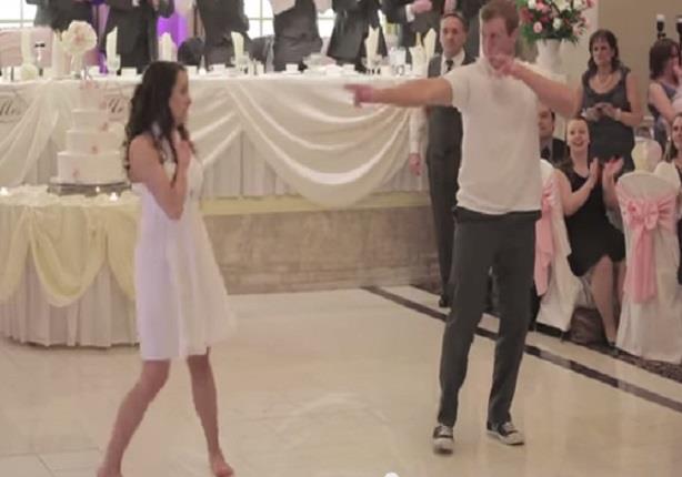 أب يقطع رقصة ابنته العروس مع عريسها