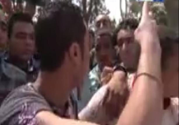 طالب بالازهر يصيح في زملائه بترديد شعار رابعة وهم يردون عليه: ''سيسي سيسي''