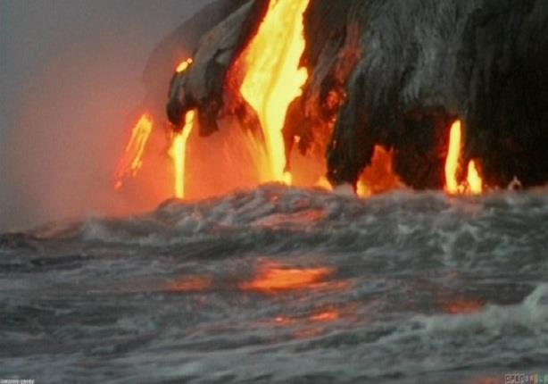 التقاء البركان بمياه المحيط