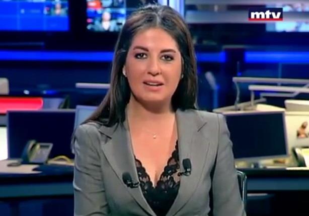 مذيعة لبنانية تنفجر من الضحك اثناء تقديمها نشرة الاخبار