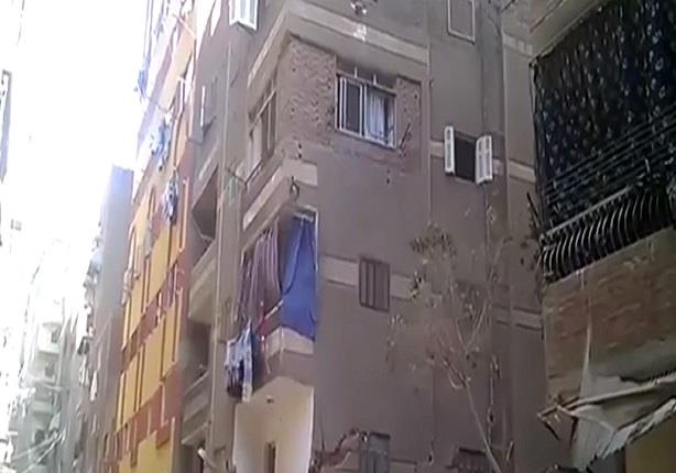 لحظة انهيار عمارة سكنية بحي المعادي في القاهرة 