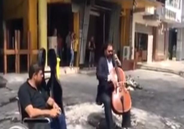  عازف تشيلو عراقي يعزف لحن الحياة في موقع انفجار قنبلة