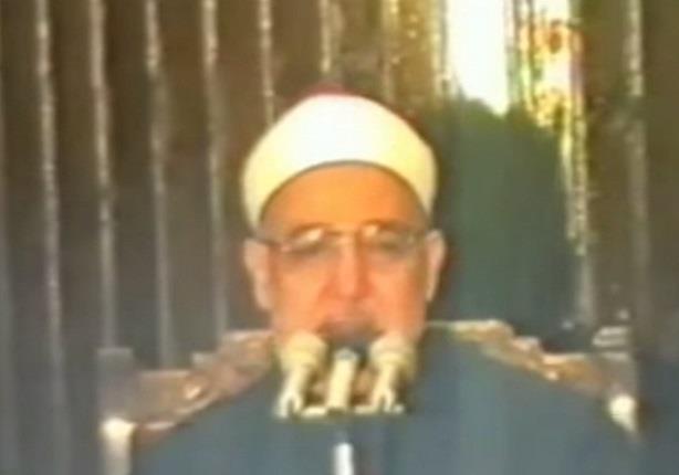 الشيخ محمد الغزالي يبكي من خشية الله