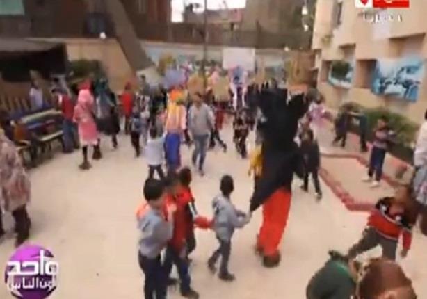 الإعلامي عمرو الليثي يرقص " رقصة البطريق " مع الأطفال في حفل يوم اليتيم.