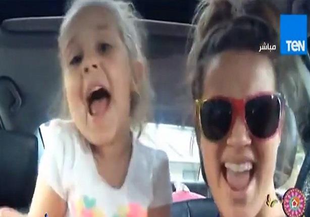 اداء متميز لغناء طفلة مع والدتها داخل السيارة