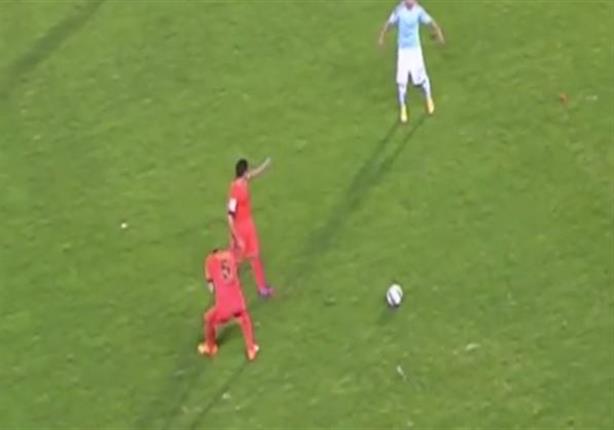 لاعب سيلتا يلقي العشب في وجه بوسكيتس ويتعرض للطرد