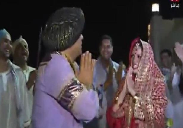  شاب مصري وعروسته يكسرون التقاليد وينظمون حفل زفافهم على الطريقة الهندية
