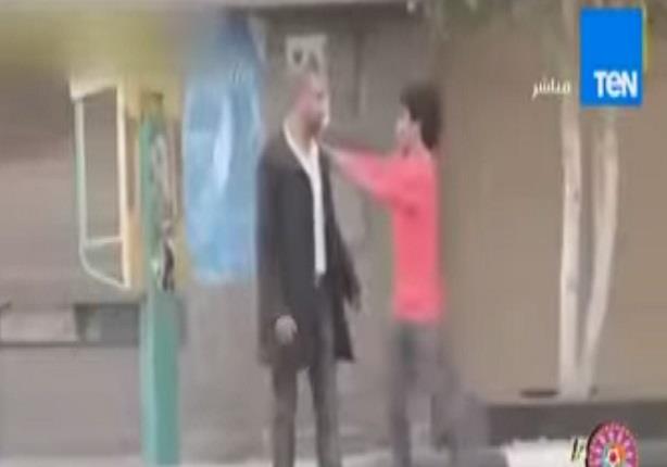 فيديو لـ " شاب مصرى" بعمل المقالب فى الناس بقلب الشوارع