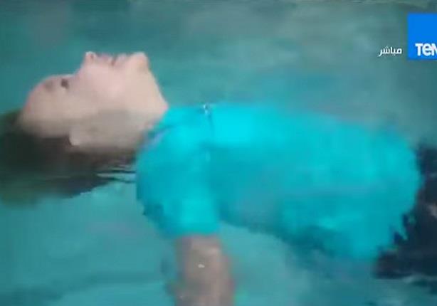 فيديو مدهش لطفلة لم يتجاوز عمرها عامين تسبح في حمام السباحة