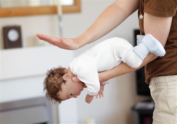طرق الإسعاف السريع للطفل الرضيع فى حالة الإختناق أو الإغماء