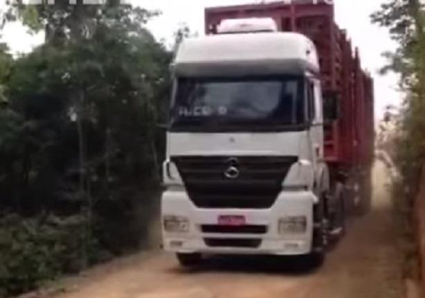 فيديو يظهر لحظة انقلاب شاحنة محملة بالأخشاب