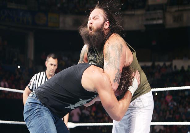 براي وايت يهزم دين أمبروز في عرض RAW