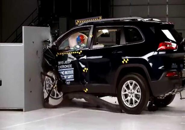 اختبار تصادم لسيارة جيب شيروكي 2015