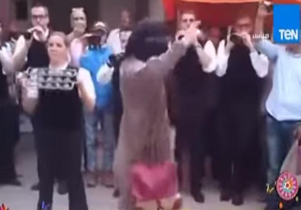 فتاة منتقبة تفاجئ الناس "بوصلة رقص" على أحد أنغام الفرق الشعبية في  المغرب 