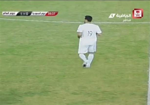 لحظة نزول أبو تريكة مباراة نجوم العالم ونجوم السعودية بالمدينة المنورة 