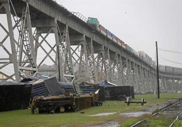 بالفيديو.. قطار يسقط من أعلى الجسر
