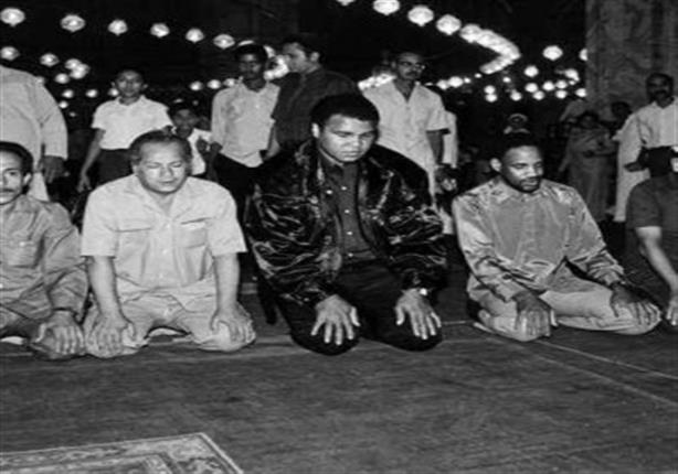 صورة نادرة … محمد على كلاى يصلى فى مسجد محمد على ب