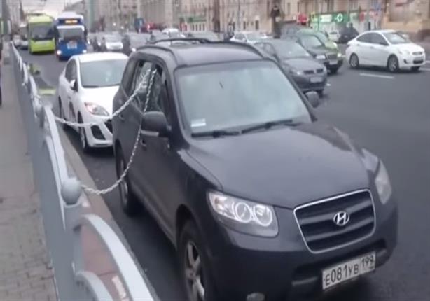 سائق يستخدم طريقة غريبة ليحمي سيارته من السرقة