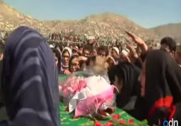 نشطاء حقوق المرأة في كابل يحملون نعش فرخندا في الجنازة
