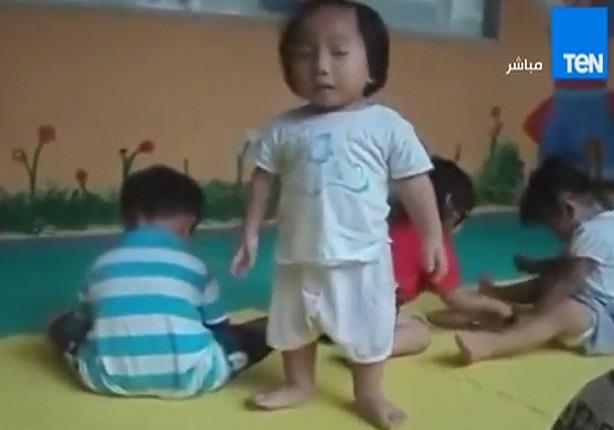 فيديو لطفل "ينام هو واقف"