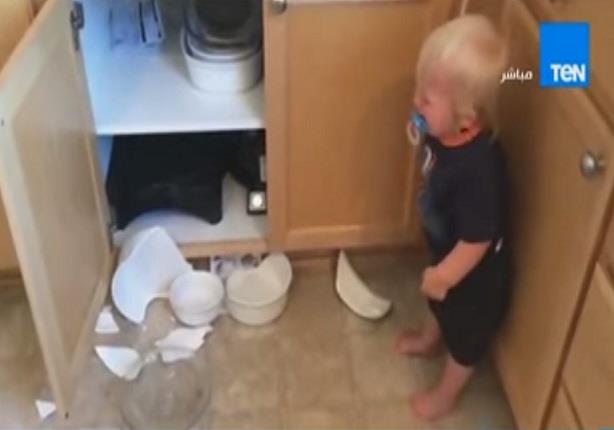 طفل يبكي بشدة بعد كسر الاطباق ...شاهد رد فعل والديه