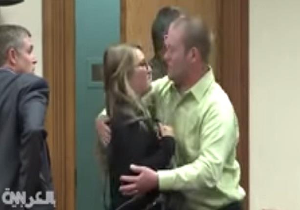 زوج يحتضن قاتلة زوجته قبل دخولها السجن لتقضية عقوبتها