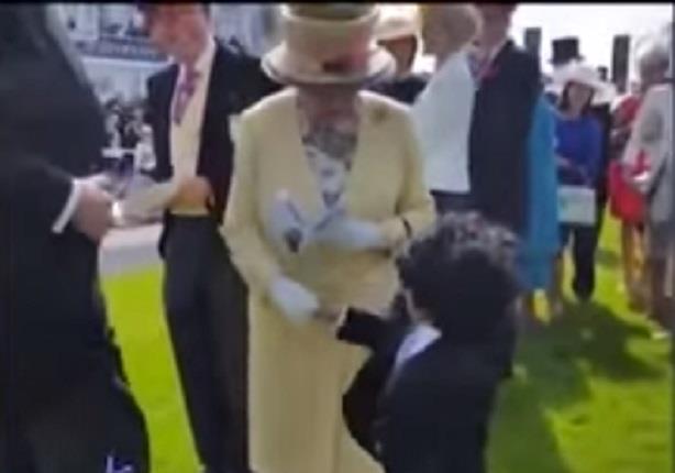 طفل عربى يخلع قبعته أمام ملكة بريطانيا تطبيقا للبروتوكولات 