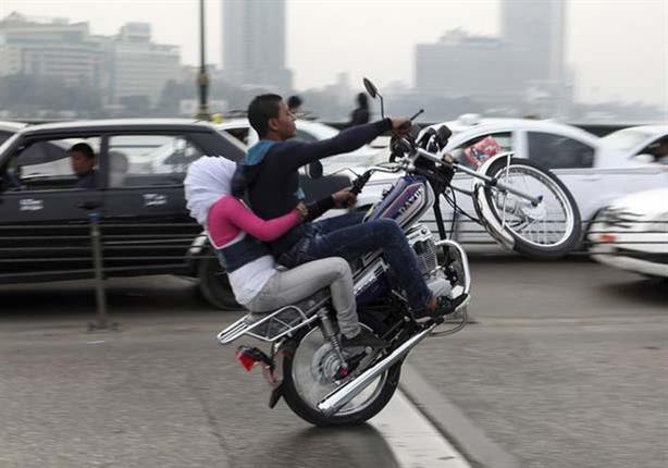 بالفيديو.. سائق مصري يقود دراجته النارية بطريقة غريبة !