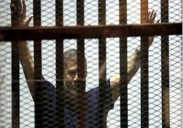 الرئيس الاسبق محمد مرسي يلوح لانصاره بعد الحكم عليه بالاعدام 